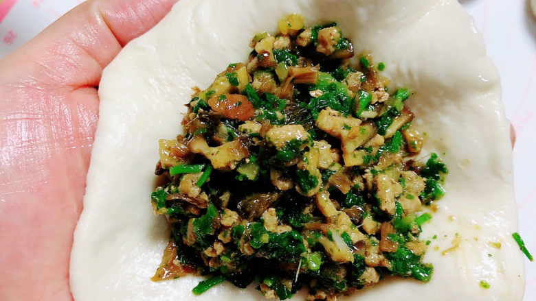 梅干菜肉包,擀成圆形包子皮,包入馅儿。