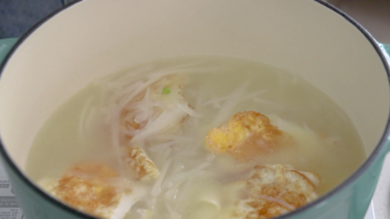 煎蛋萝卜汤,然后加入萝卜丝,炖5分钟左右