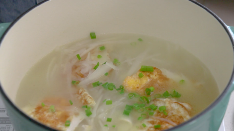 煎蛋萝卜汤,炖好后加半勺盐,少许胡椒粉搅拌均匀