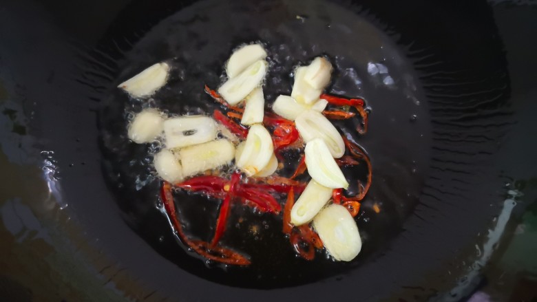 清炒莴笋叶,热锅里放油,放入蒜片和干辣椒丝炒出香味