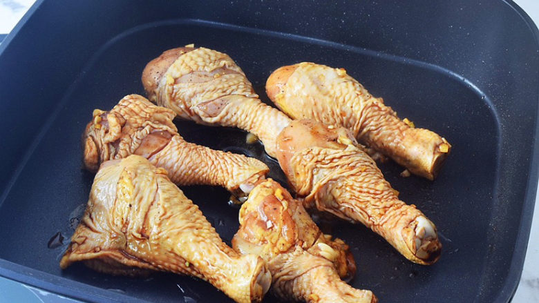 蒜香鸡腿,锅中倒入少许食用油烧热,放入腌制好的鸡腿