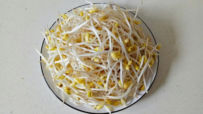 清炒黄豆芽,准备适量<a style='color:red;display:inline-block;' href='/shicai/ 2692'>黄豆芽</a>,淘洗掉豆芽皮,沥干水份备用
