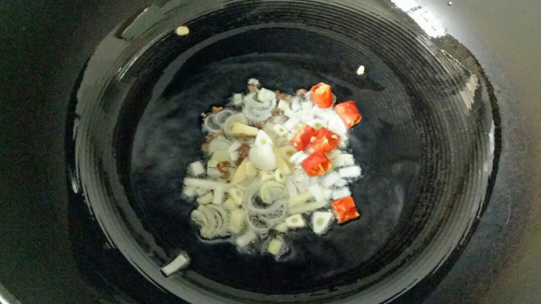 清炒黄豆芽,放入葱,姜,蒜,干辣椒,花椒爆香