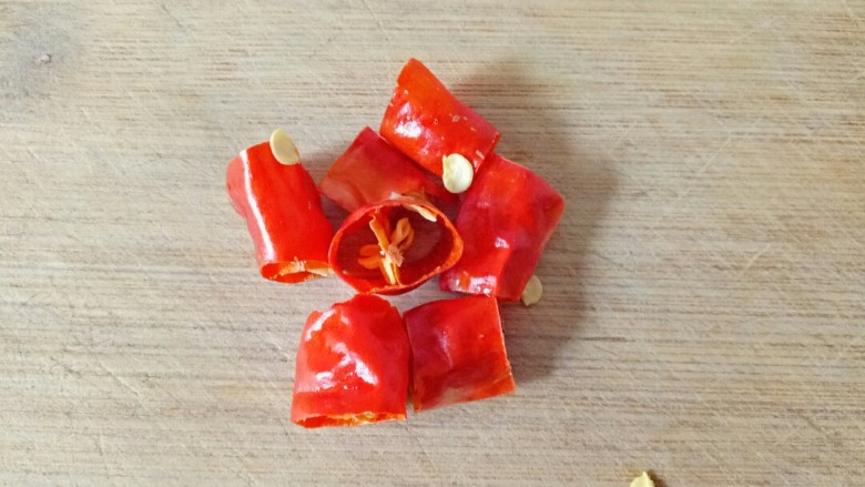 清炒黄豆芽,<a style='color:red;display:inline-block;' href='/shicai/ 86464'>干红辣椒</a>切段