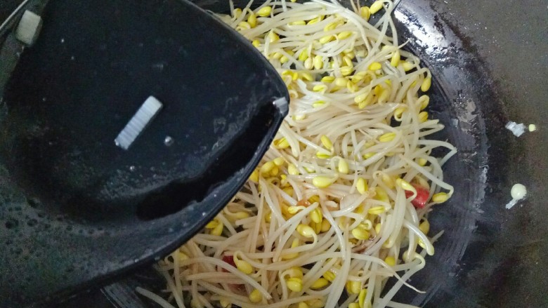 清炒黄豆芽,加入一点点<a style='color:red;display:inline-block;' href='/shicai/ 762'>老抽</a>提色翻炒均匀,加入一点清水