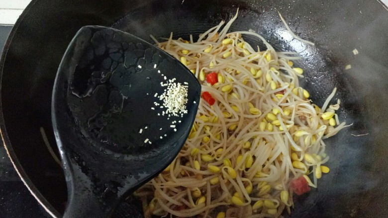 清炒黄豆芽,焖煮3分钟,开盖加入适量<a style='color:red;display:inline-block;' href='/shicai/ 756'>鸡精</a>提鲜