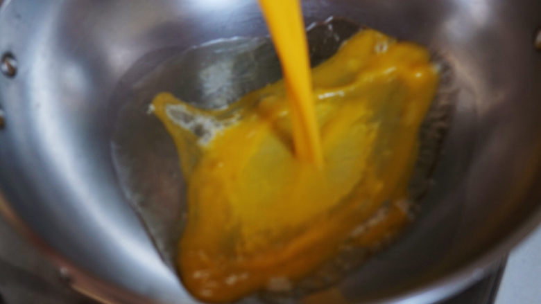 尖椒炒鸡蛋,锅中油热,炒鸡蛋,需要高油温,鸡蛋液入锅,蛋液遇到高温会快速膨胀