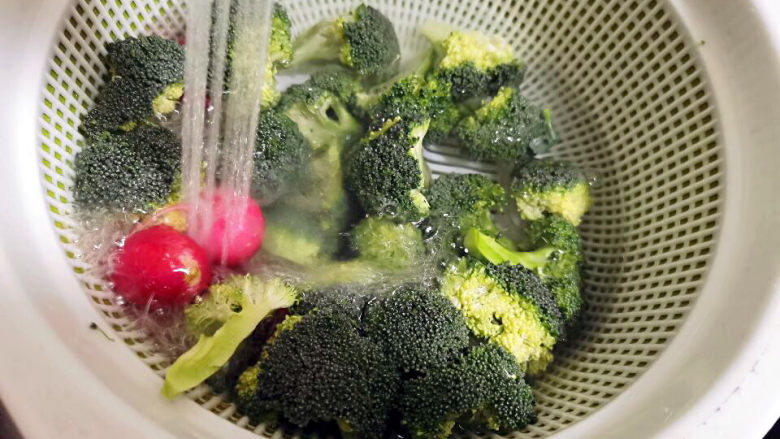 蒜蓉西兰花,换掉面粉水,用清水冲洗干净