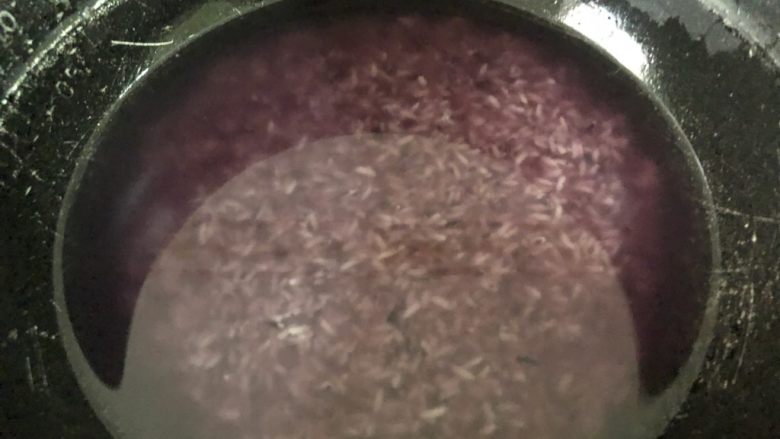紫米饭团,加入适量的水盖上盖开始煮饭,(去准备其它材料)