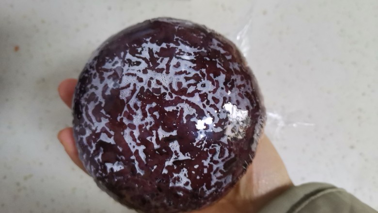 紫米饭团,用手把保鲜膜扎紧,简单快手的紫米饭团就做好了
