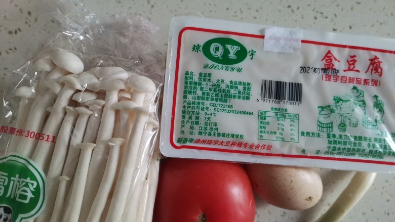 白玉菇豆腐汤,准备食材备用