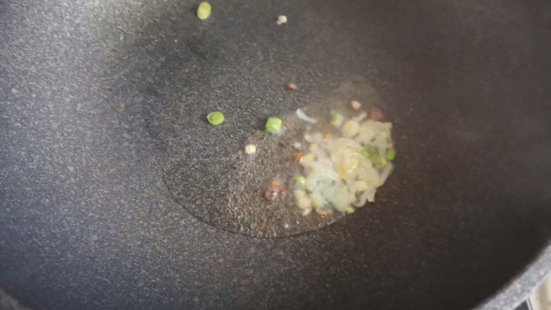白玉菇豆腐汤,起锅烧油,下入葱白炒香