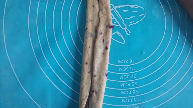 杂粮吐司,取一个剂子擀成牛舌状,两边向中间折,从上往下卷起来