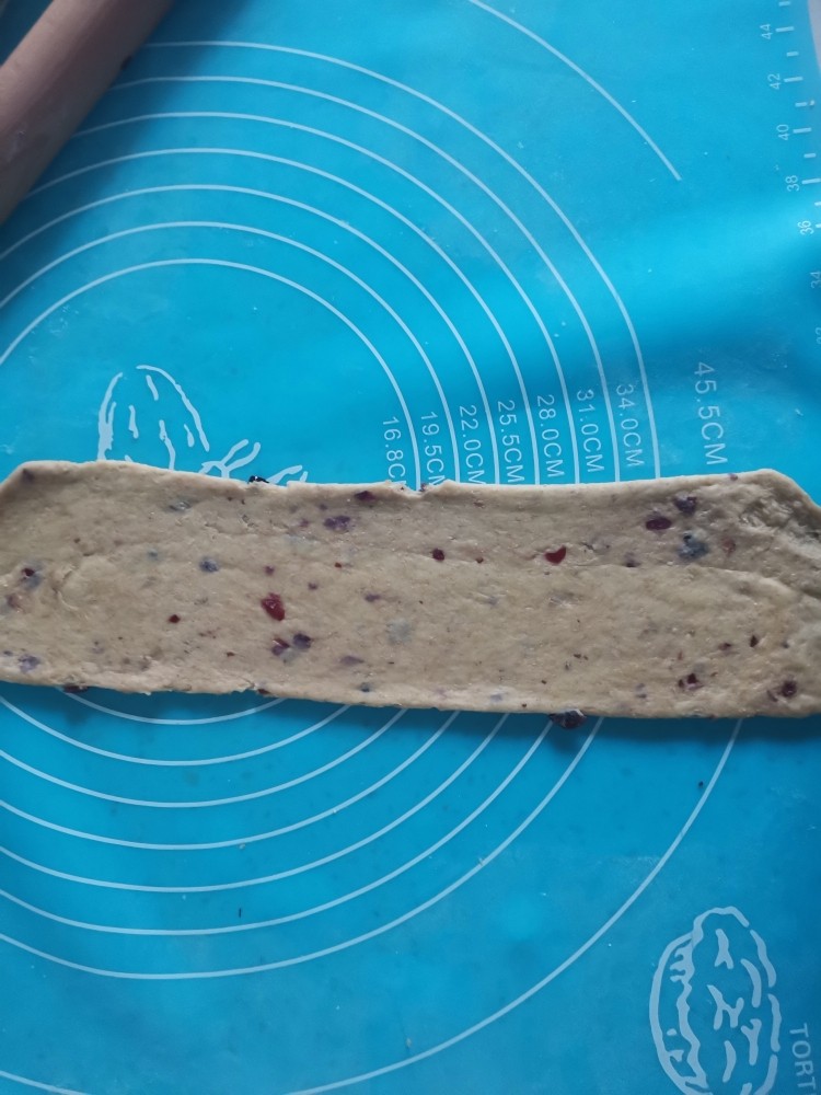杂粮吐司,松弛好后,取第一个面剂子擀成牛舌状
