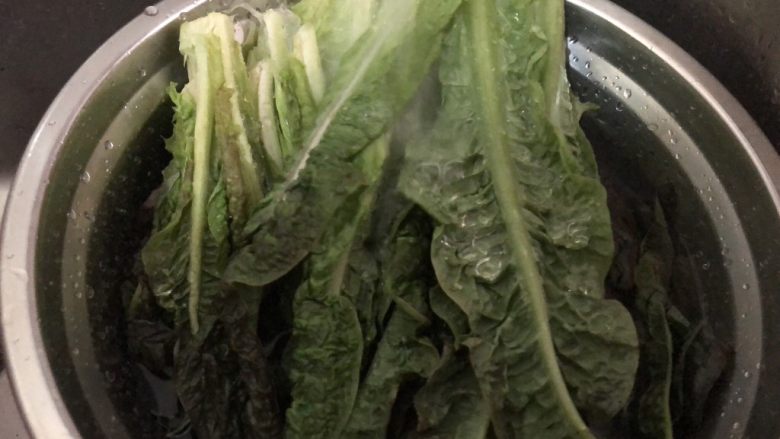 清炒莴笋叶,<a style='color:red;display:inline-block;' href='/shicai/ 2627'>莴笋叶</a>泡洗一下