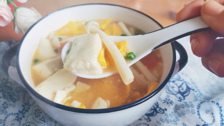 白玉菇豆腐汤,盛入碗中,白玉菇豆腐汤就做好了