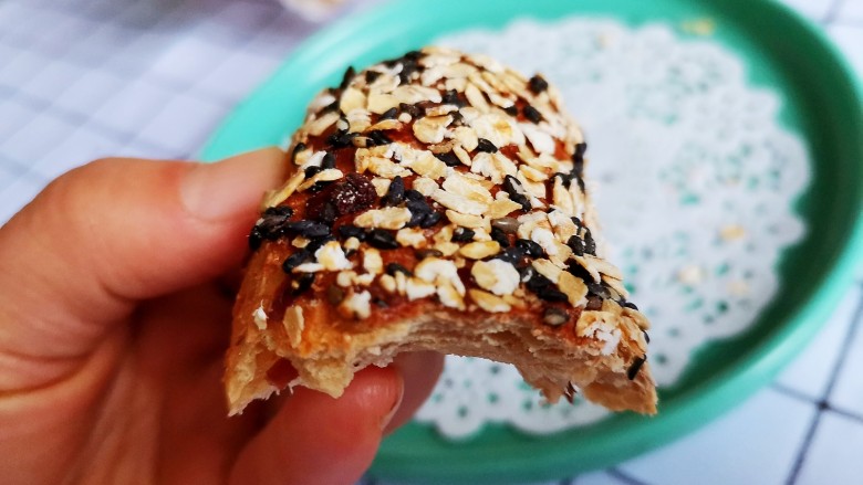 杂粮吐司,外面这层黑芝麻麦片烤的焦香酥脆,可好吃了