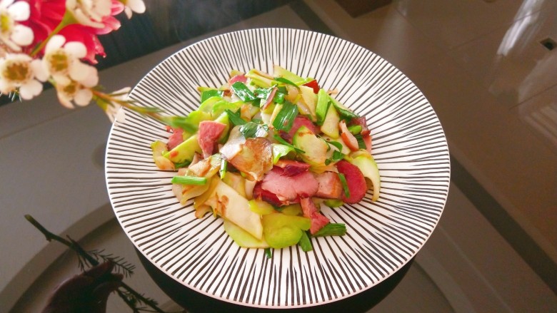 儿菜炒肉片,<a style='color:red;display:inline-block;' href='/shicai/ 2793'>儿菜</a>炒肉片。