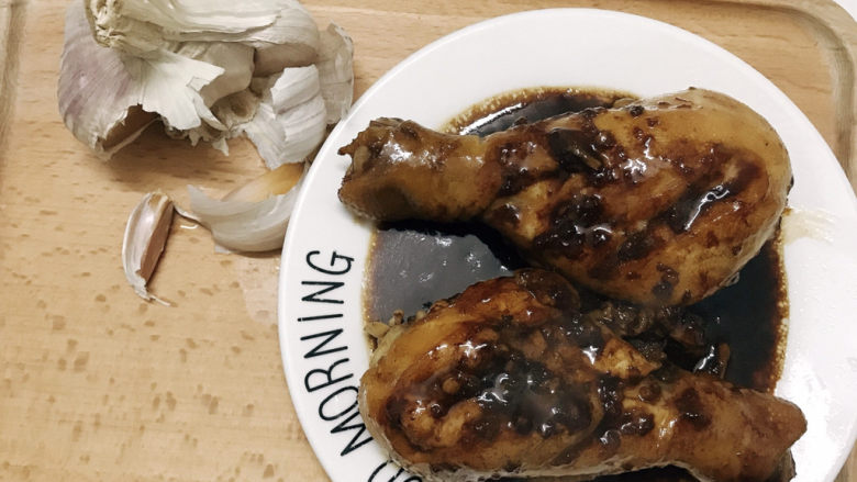 蒜香鸡腿,装盘,把剩余的汁淋在上面