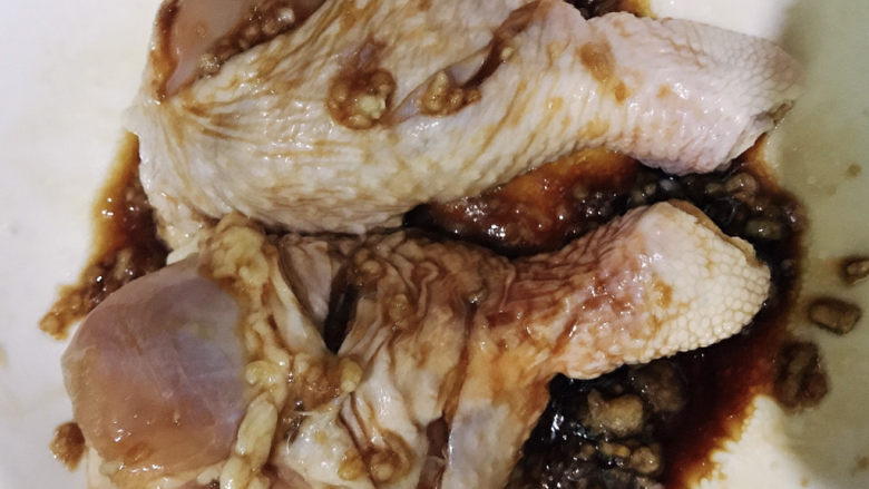蒜香鸡腿,拌均匀,腌制半小时左右