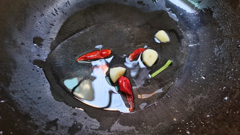 清炒黄豆芽,蒜头,辣椒煸香