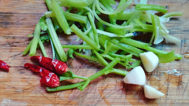 清炒黄豆芽,芹菜洗净后切段,蒜头去皮切片,辣椒切好
