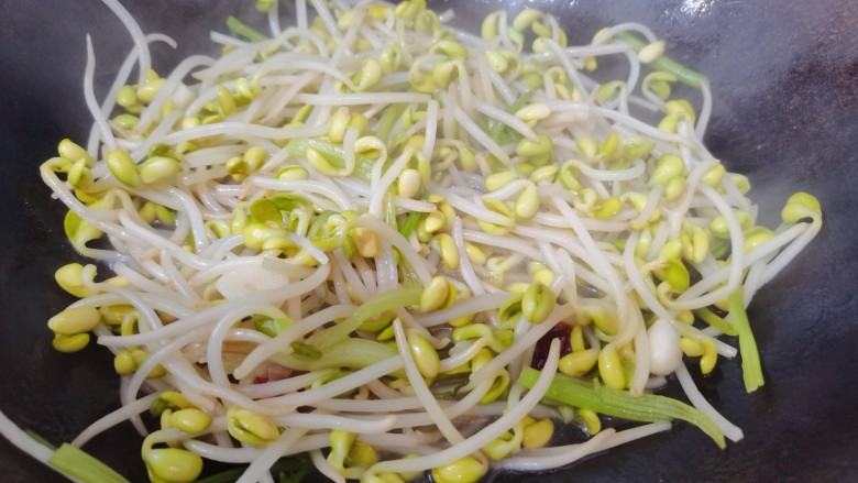 清炒黄豆芽,最后翻炒均匀入味,熟了即可