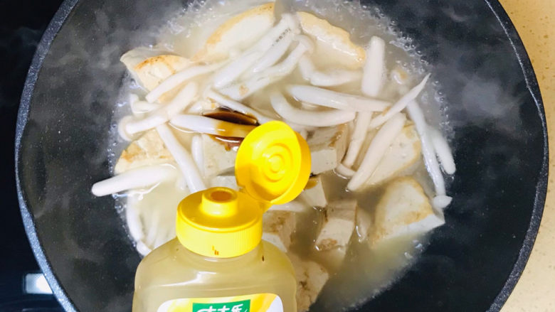 白玉菇豆腐汤,挤入鲜鸡汁提鲜,大火煮沸