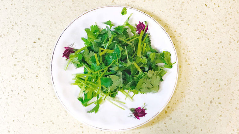 白玉菇豆腐汤,<a style='color:red;display:inline-block;' href='/shicai/ 131'>香菜</a>洗净,切碎