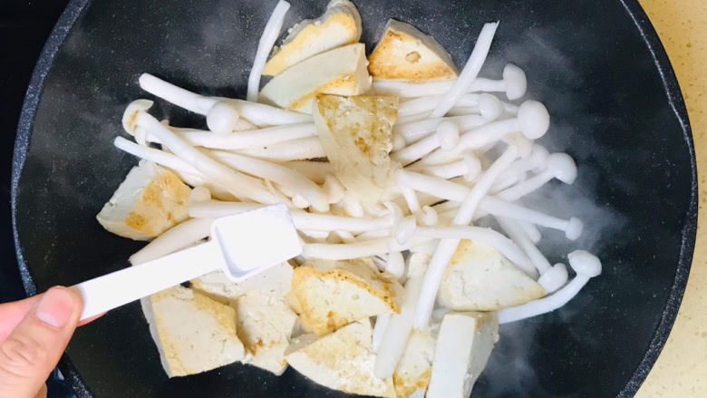 白玉菇豆腐汤,炒至白玉菇恹恹出水,撒入盐调味