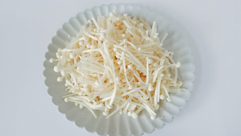白玉菇豆腐汤,金针菇洗净沥干水份,切成寸段。
