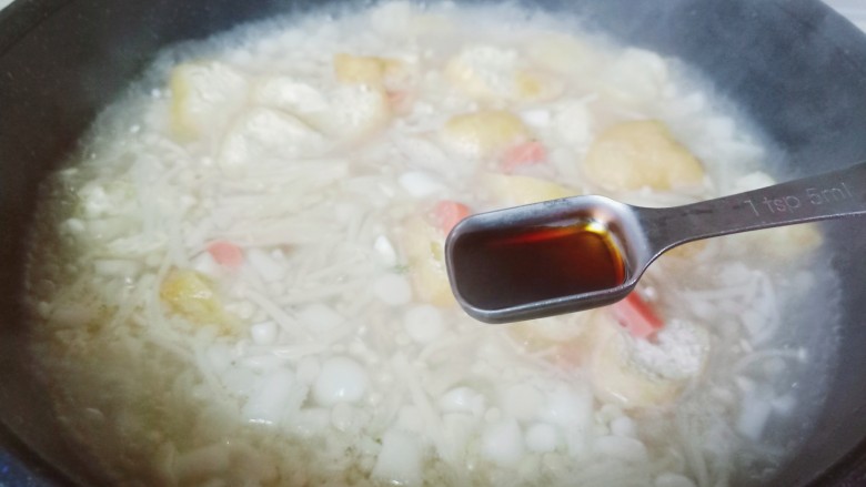 白玉菇豆腐汤,加入生抽,盐与蚝油调味。