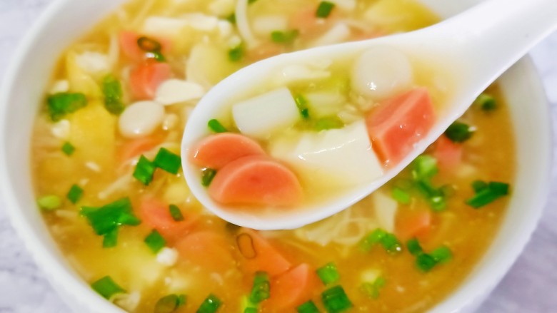 白玉菇豆腐汤,汤汁鲜美无比,拌米饭是最适合不过了。
