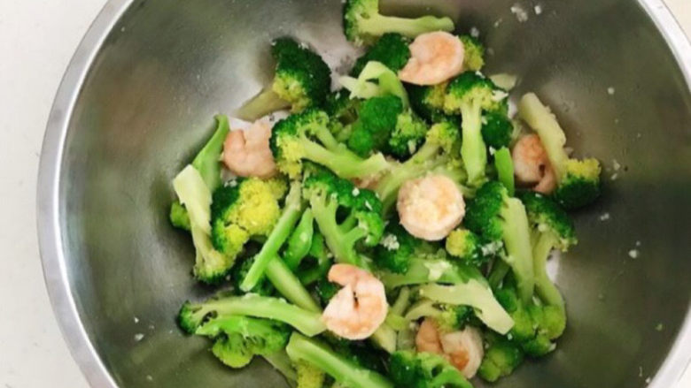 蒜蓉西兰花,调匀即可,蒜蓉西兰花做好了~