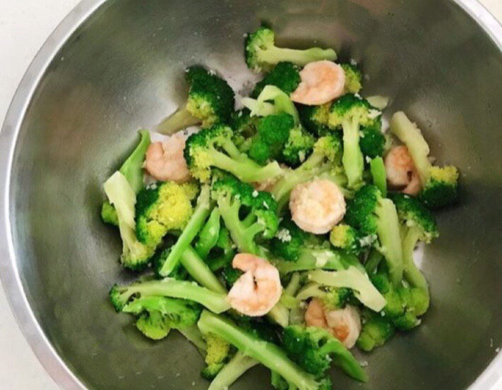 蒜蓉西兰花,蒜蓉西兰花清淡爽口,蒜香浓郁,开胃健脾,这是一道非常完美的减脂菜品~