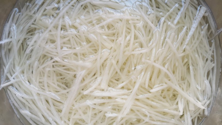 青椒炒土豆丝,洗去土豆丝表面的淀粉,用凉水浸泡备用。