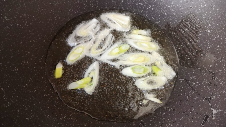 青椒炒土豆丝,炒锅内倒适量的食用油烧热,下入葱丝炒香。