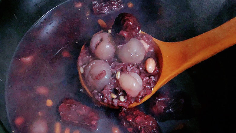 红枣黑米粥,可以开盖儿再熬煮8分钟,持续搅拌熬煮。