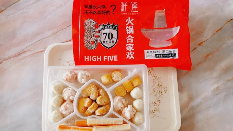 鲜味减脂火锅,鲜逢火锅合家欢内有5种食材:鱼丸、龙虾味球、鱼柱、蟹味棒和爱心鱼豆腐,海鱼鲜制鲜味十足。