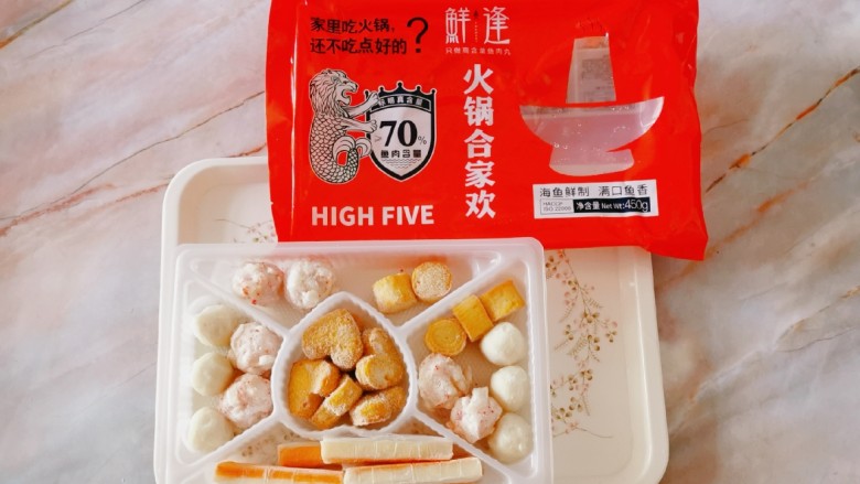 鲜味减脂火锅,鲜逢火锅合家欢内有5种食材:鱼丸、龙虾味球、鱼柱、蟹味棒和爱心鱼豆腐，海鱼鲜制鲜味十足。