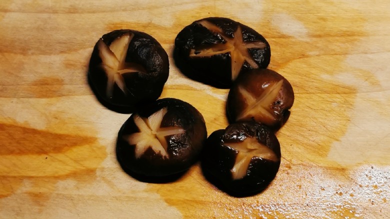 鲜味减脂火锅,<a style='color:red;display:inline-block;' href='/shicai/ 241'>干香菇</a>提前泡发,切花刀。