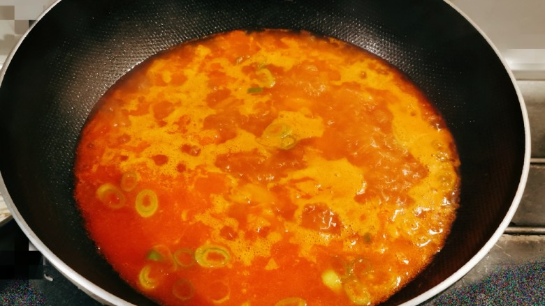 鲜味减脂火锅,起油锅放入食用油,油热后放入<a style='color:red;display:inline-block;' href='/shicai/ 3250'>葱</a>片炒香,放入番茄块翻炒成酱,倒入清水煮开。