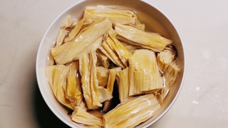 鲜味减脂火锅,<a style='color:red;display:inline-block;' href='/shicai/ 468'>腐竹</a>提前泡发,切段。