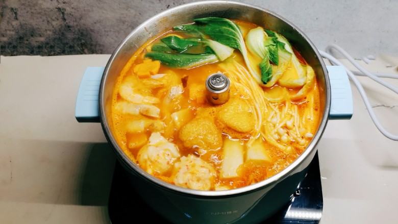 鲜味减脂火锅,最后放入叶菜和金针菇,加盐调味。