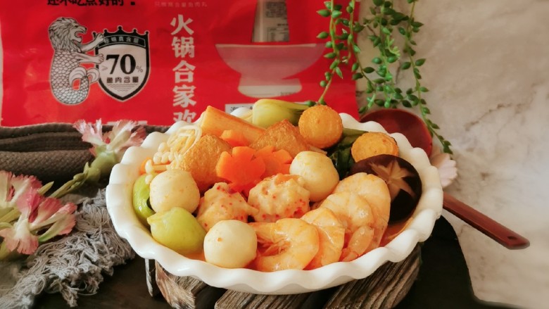 鲜味减脂火锅,煮好的食材盛入碗中,即食。