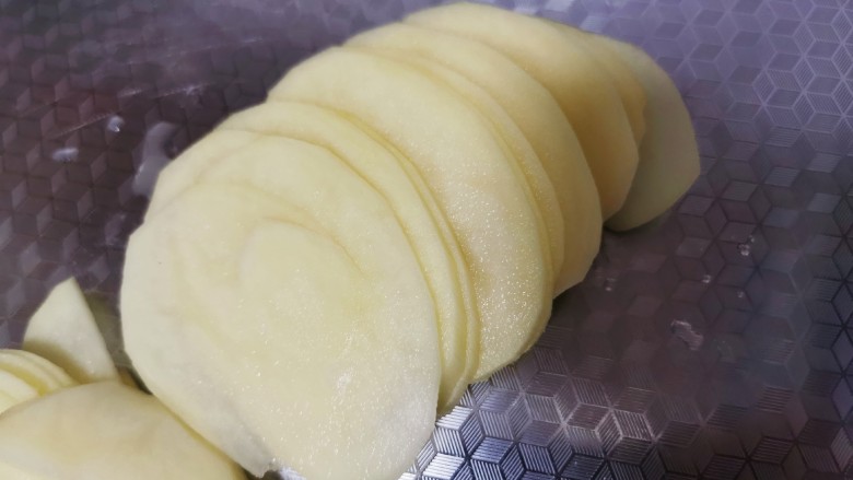 青椒炒土豆丝,先切片