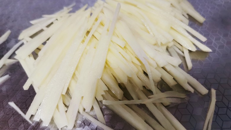 青椒炒土豆丝,再切丝