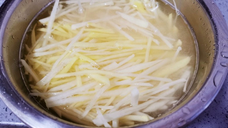 青椒炒土豆丝,将土豆丝泡一下