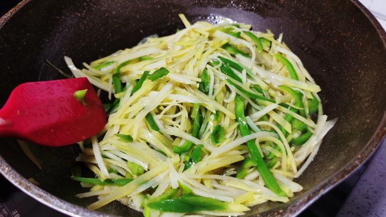 青椒炒土豆丝,翻炒均匀即可出锅