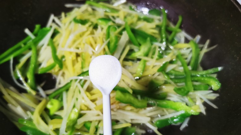 青椒炒土豆丝,加入盐